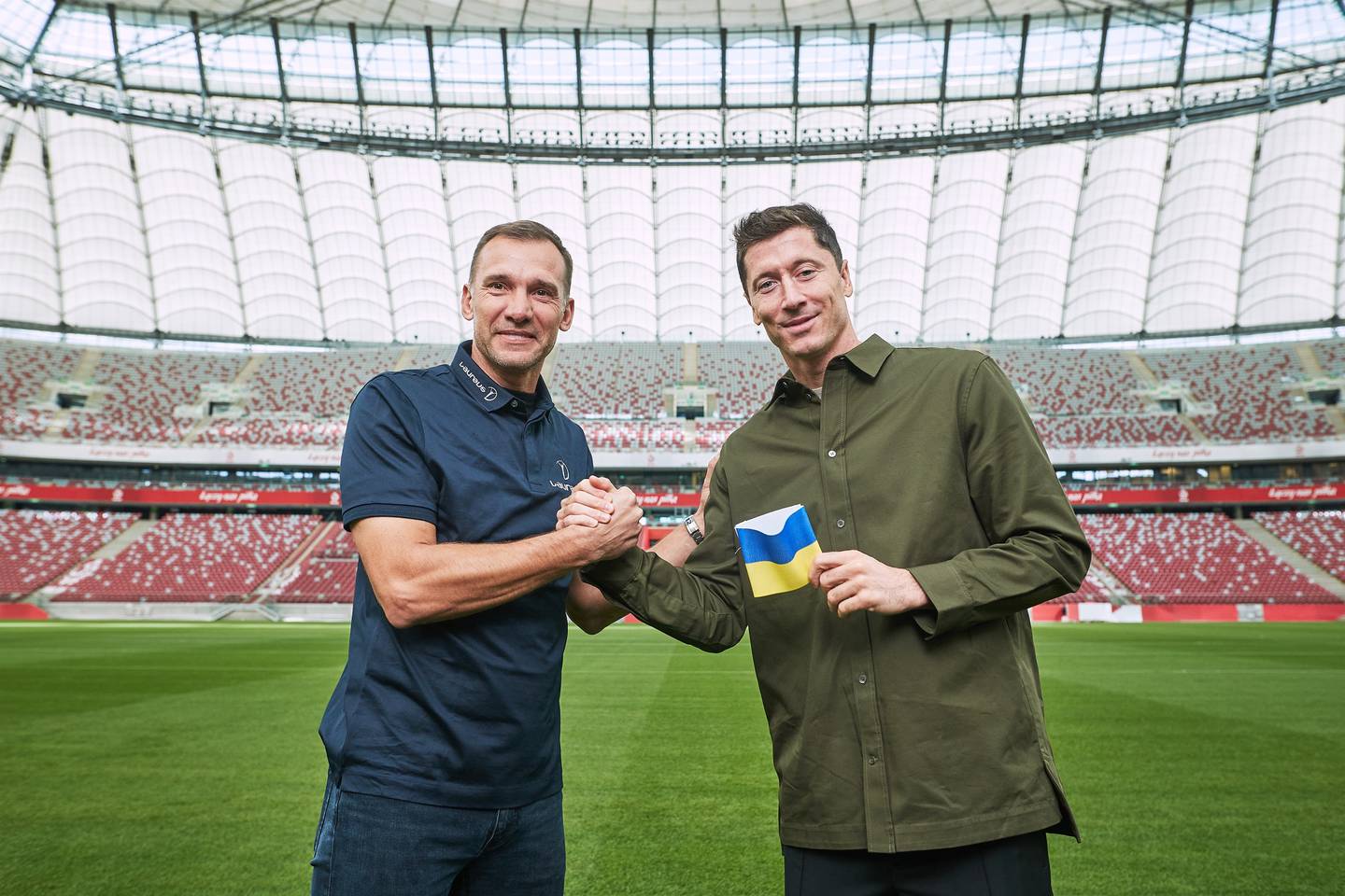 Robert Lewandowski recibió la banda de capitán del exjugador ucraniano, Andriy Shevchenko. Europa Press.