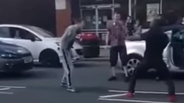 (Video) Dos jóvenes juegan de vivos y tratan de golpear a un hombre pero terminan gorreados