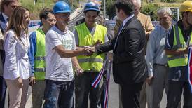 Luis Zúñiga, el trabajador con camiseta de Desanti en inauguración de puente por parte del Carlos Alvarado