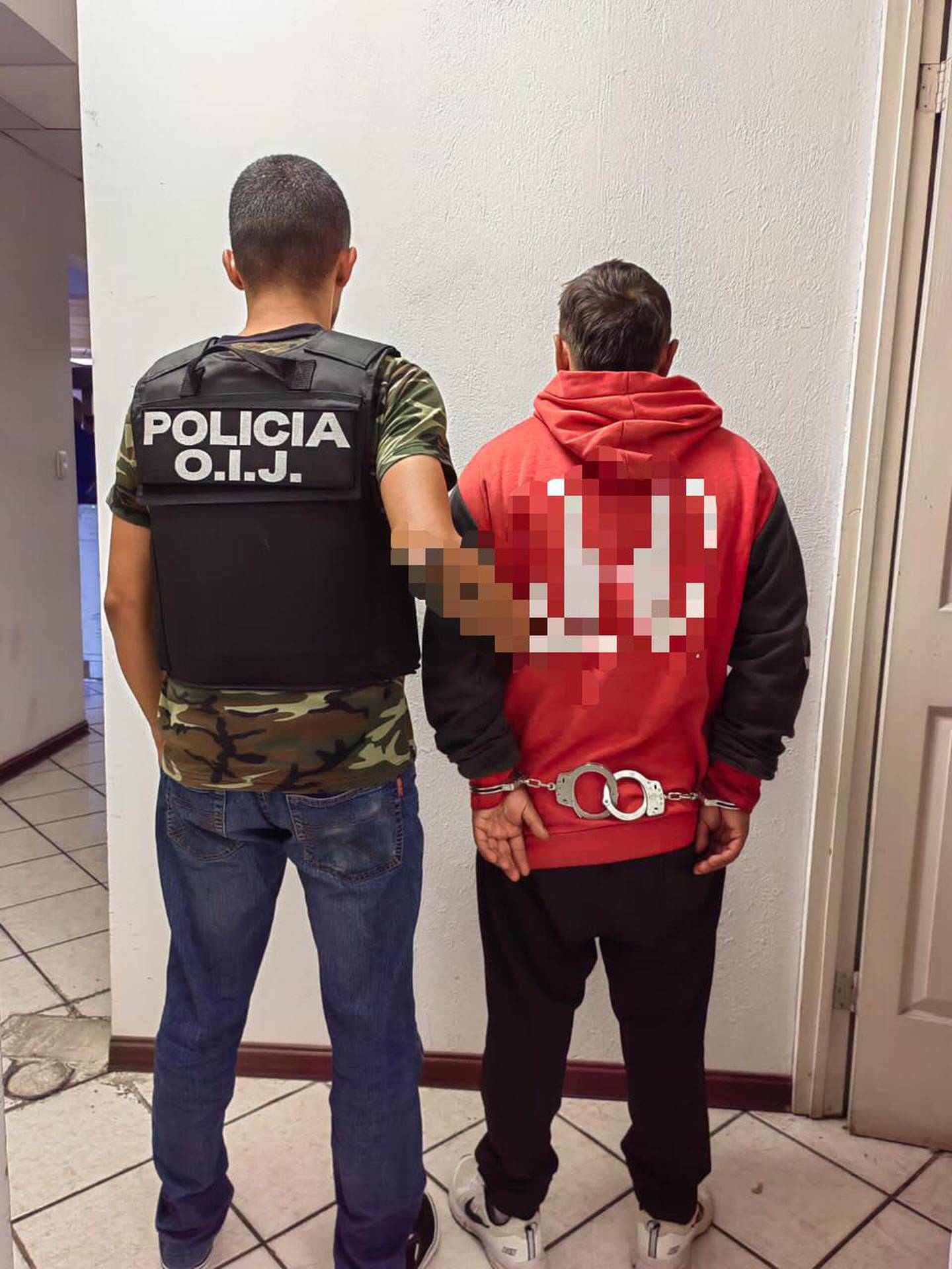 Dos jóvenes apellidados Jiménez y Cedeño, ambos de 25 años, fueron detenidos como sospechosos de tratar de matar a balazos a dos hombres que viajaban en una motocicleta.