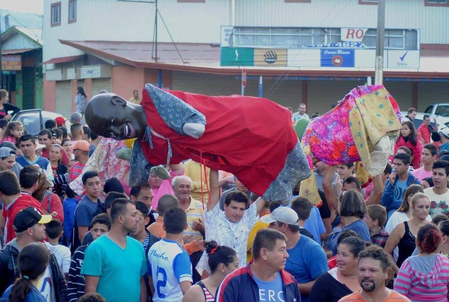 Mascaradas en San Roque de Grecia, una tradición que no falta en las fiestas patronales de esta comunidad.