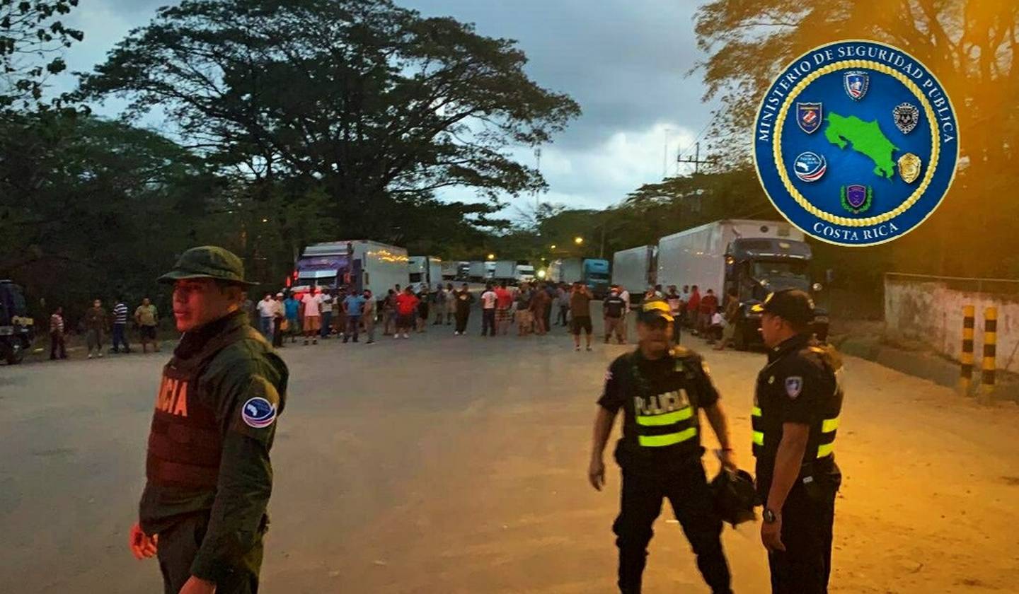 Fuerza Pública interviene bloqueo de camioneros en Peñas Blancas. Foto MSP.