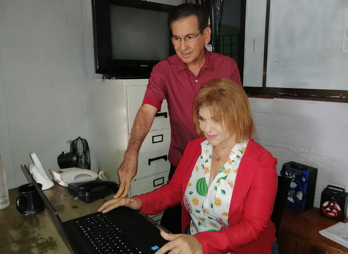La familia evangélica de Costa Rica puede rajar que tiene un periódico especializado de más de cuatro décadas, se llama Maranata, el cual nació en 1982 de la mano del periodista Róger Murillo Segura. En la foto con Adina Hernández Reyes.