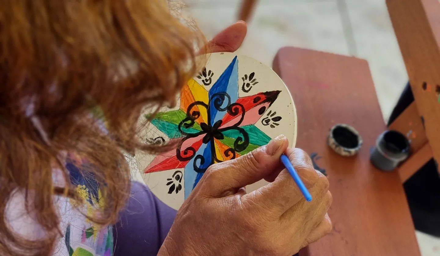En la Escuela de Pintura Típica Sarchí, le enseñaran a pintar la tradicional rueda. (Cortesía)