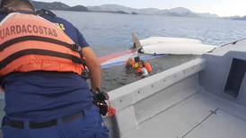 Guardacostas rescatan a pareja y a su perro tras naufragio de velero 