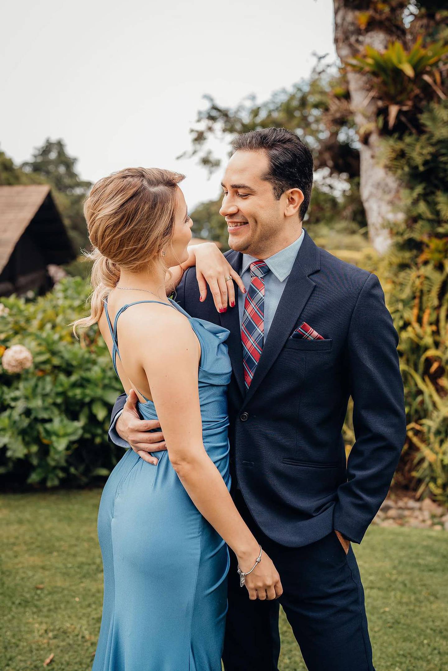 El periodista Miguel Calderón y su novia Lucía Rojas. Instagram