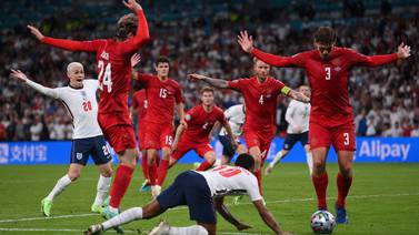 Inglaterra llega a la final porque “el VAR” se tragó un penal jalado del pelo 