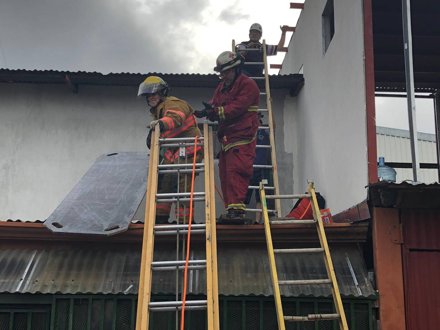 Cruzrojistas rescatan a hombre electrocutado en La Carpio. Foto cortesía Cruz Roja