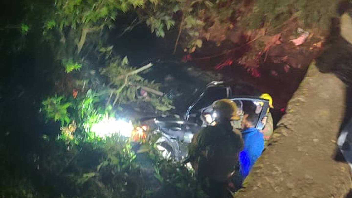 La Cruz Roja atendió la caída de un carro desde un puente en 27 Millas en Batán, Limón, el accidente ocurrió a las 9:47 p.m. de este sábado, un joven de 25 años fue llevado a la clínica de Batán. Foto: Cortesía para LT