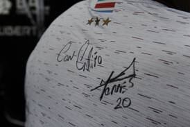 Camiseta firmada por Mariano Torres fue la vía para animar a abuelito morado tras duro momento