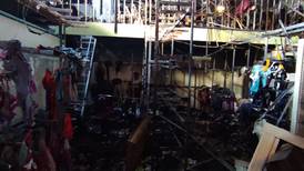 Dueño de tienda infantil quemada en Limón pasó en vela cuidando lo poco que le quedó