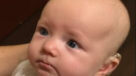 (Video) Bebé pone a llorar de ternura a las redes sociales al escuchar la voz de su madre por primera vez