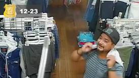 (Video) Buscan a hombre que se compró ropa con tarjeta robada en Coronado