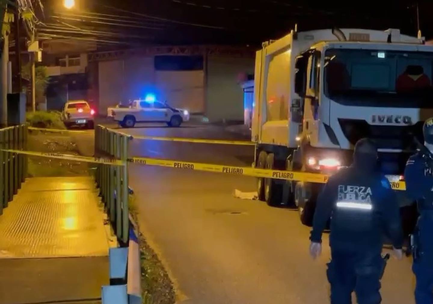Mujer muere arrollada por camión de basura en Alajuelita. Foto cortesía.