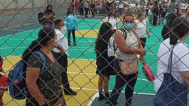 Papás cerraron portones de escuela Miguel Obregón, en Tibás, como protesta (video) 