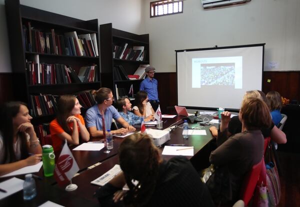 De acuerdo con los encargados del curso, los ticos se están interesando en aprender este idioma. Foto: Graciela Solís.
