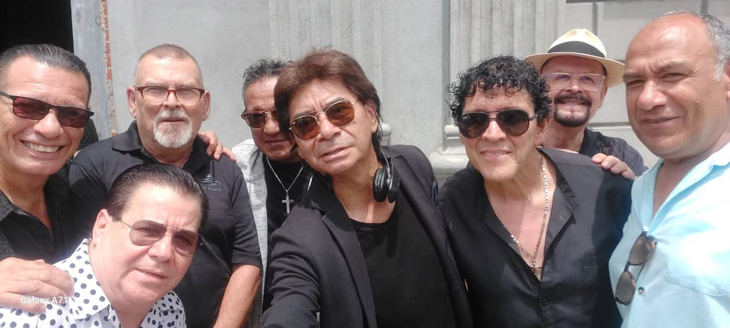 Familiares, amigos e integrantes de Marfil le dieron el último adiós a músico Roberto Moscoa