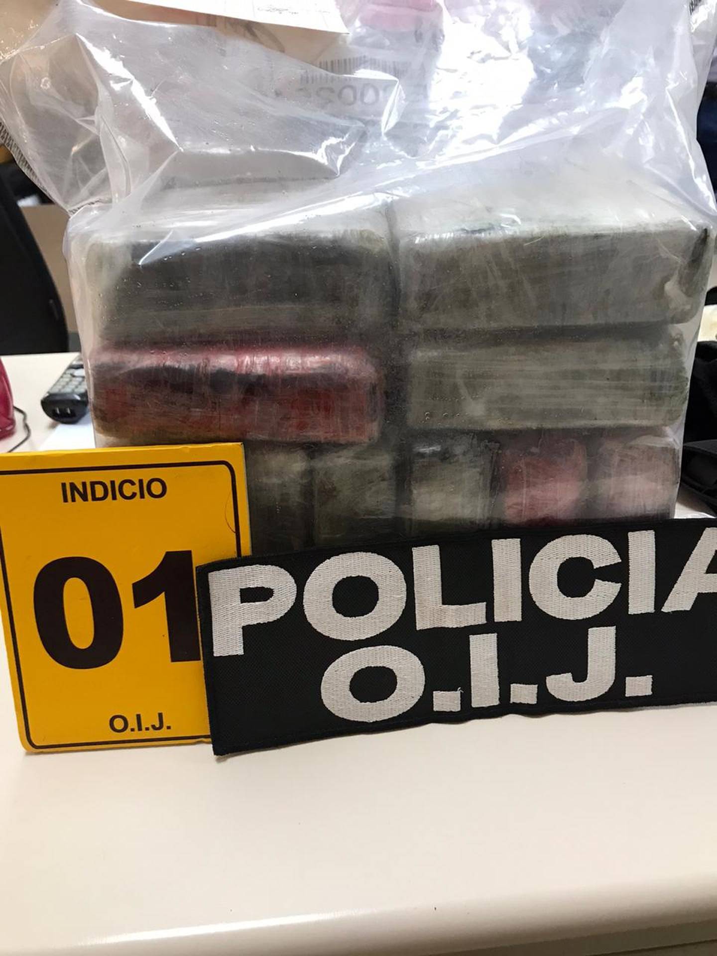 Detienen a 3 colombianos y un nicaraguense sospechosos de tranportar 75 kilos de cocaína en aguas del mar Caribe. Foto OIJ.