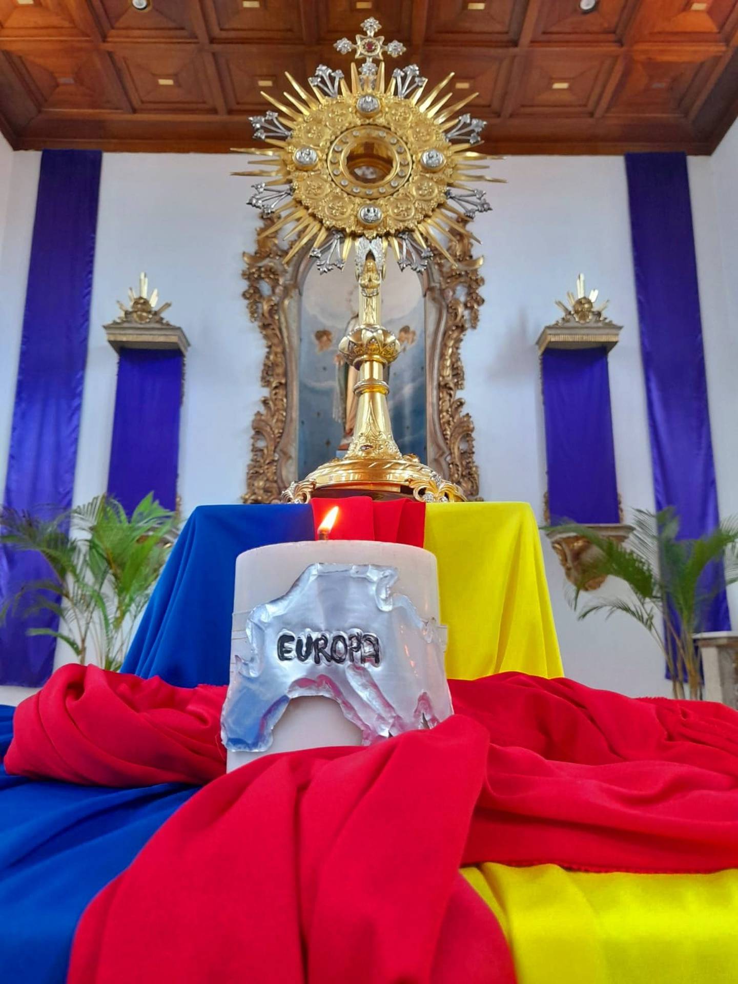 La parroquia de barrio Cuba en San José, Nuestra Señora de la Medalla Milagrosa, cubrió su altar con la bandera de Ucrania para que, en la Hora Santa de este jueves 3 de marzo, se rece por la paz mundial