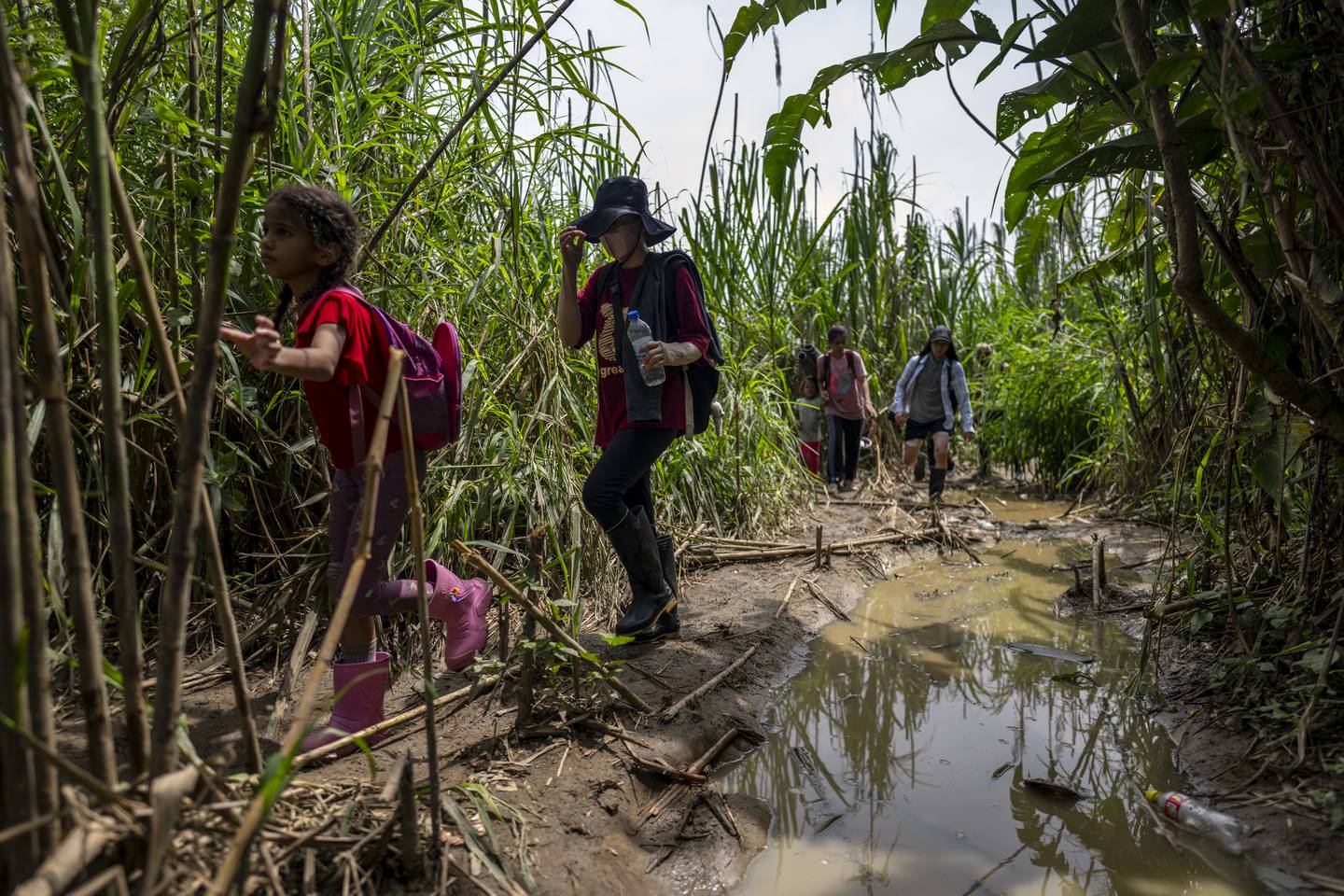 Migrantes caminan por la selva cerca del pueblo de Bajo Chiquito, el primer control fronterizo de la provincia de Darién en Panamá