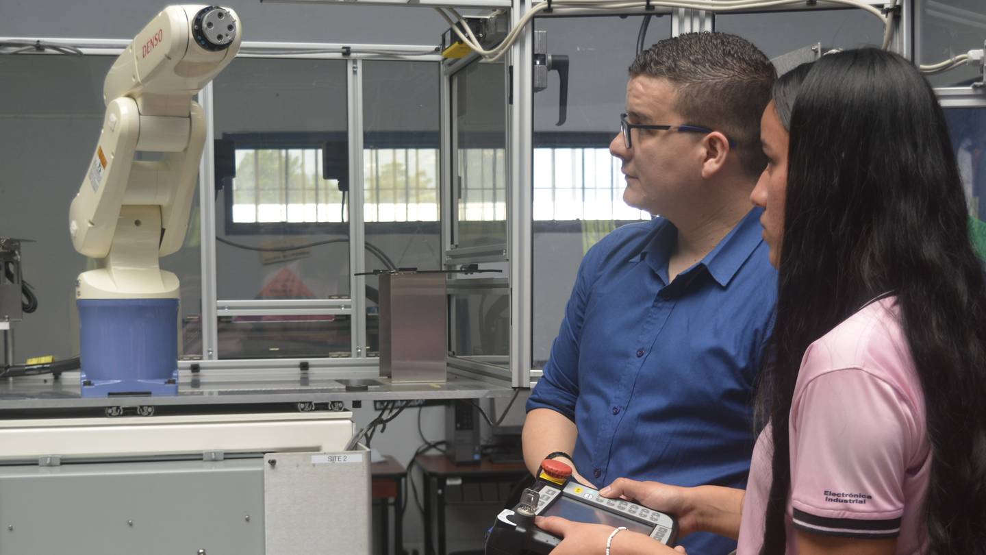 Estudiantes de colegios técnicos profesionales del país ahora podrán aprender sobre robótica y programación con tecnología utilizada por Intel Costa Rica en sus laboratorios. La donación es de 25 brazos robóticos y la capacitación necesaria para los profesores que tendrán a cargo el equipo