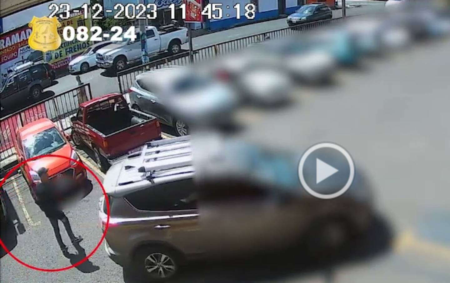 Los agentes de la sección de robo de vehículos del OIJ piden ayuda para dar con un sujeto que se robó un carro que estaba parqueado en el estacionamiento de un supermercado en el centro de Moravia, San josé. Foto: OIJ