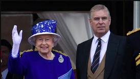 Reina Isabel pagará millonada para evitar que príncipe Andrés vaya a juicio