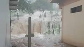 ¡Que miedo! Lluvias provocan inundaciones en San Carlos (video) 