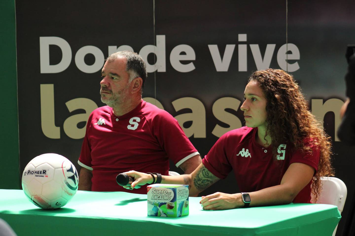 Carolina Venegas y José Herra le hicieron un llamado a la afición para que vayan el domingo al clásico femenino entre Saprissa FF y Liga Deportiva Alajuelense.