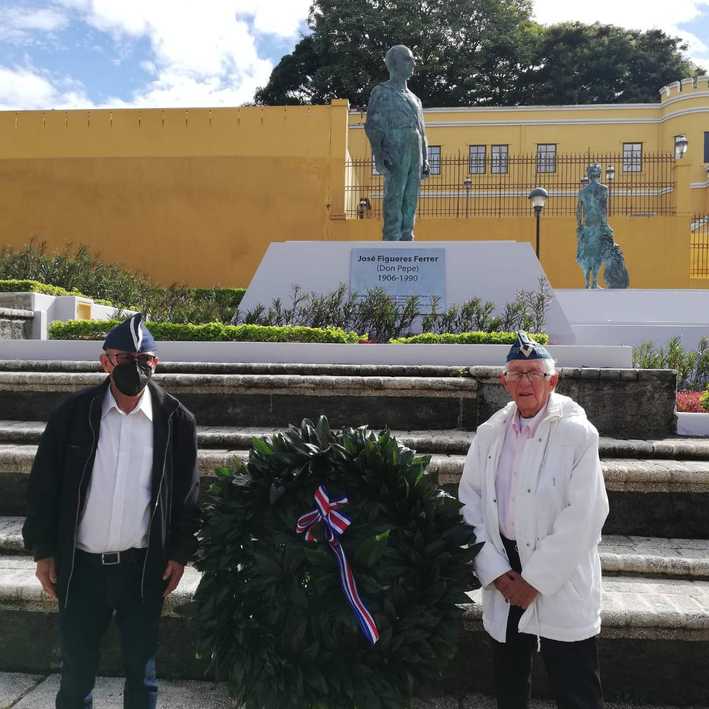 Costa Rica celebró 73 años sin ejército este miércoles 1° de diciembre. En el marco de esa conmemoración, en el Museo Nacional –el cuartel militar que se transformó en casa de la memoria y la cultura. En la foto don Jorge Brenes (izquierda) y don Carlos Chacón, excombatientes.