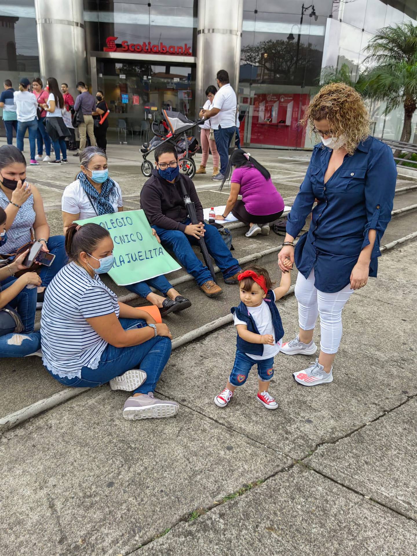 Lorena Hernández y Gianna Vargas, son dos bebés que estuvieron este 17 de mayo en la marcha que realizaron los maestros para reclamarle al ministerio de Educación (Mep) salarios completos y al día. En la foto doña Yesenia Salazar, mamá de Gianna.