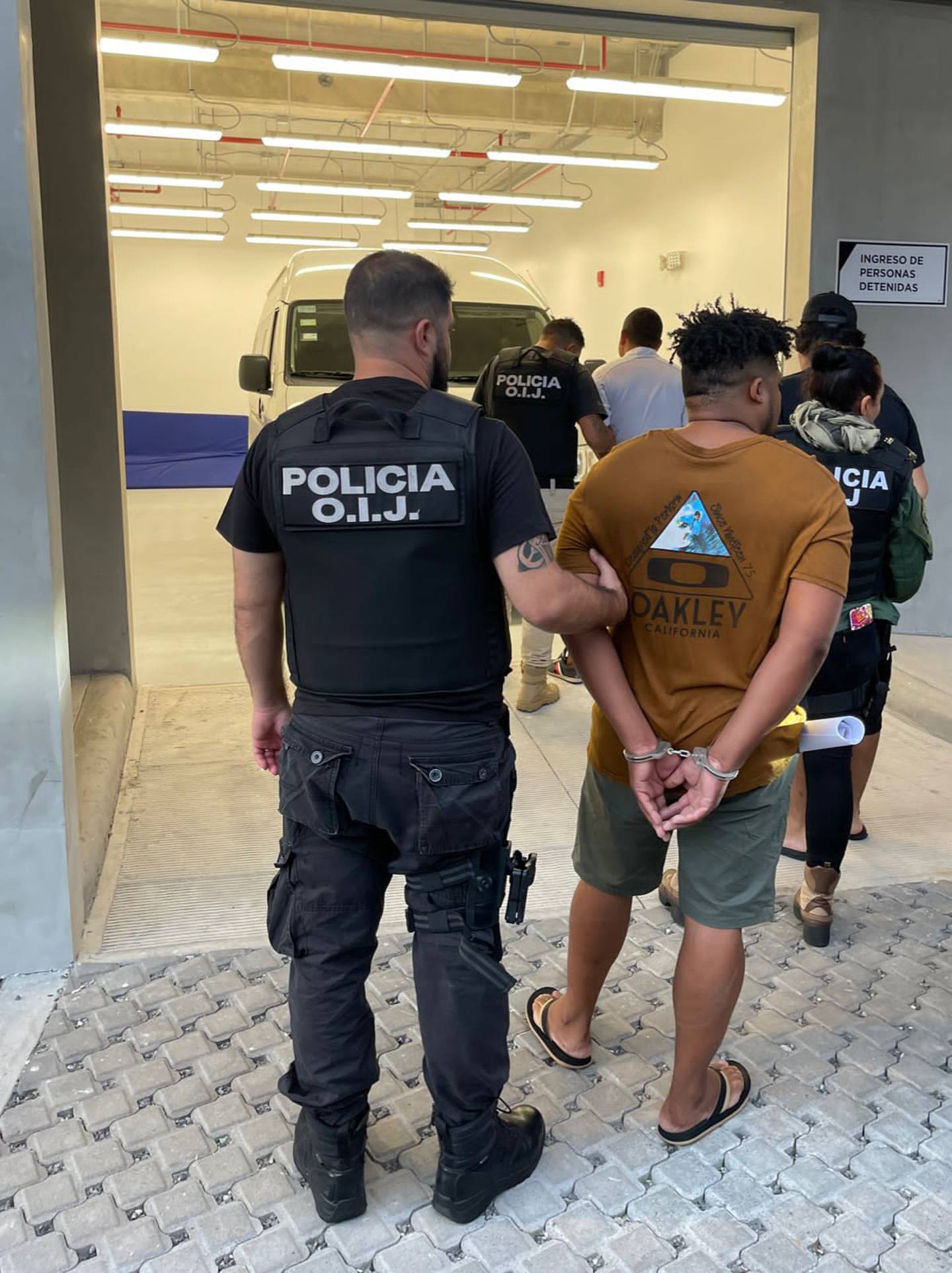 Solo dos de los diez detenidos el viernes por su presunta relación con extorsiones por prestamos "gota a gota" en Puntarenas quedaron presos. Foto: OIJ