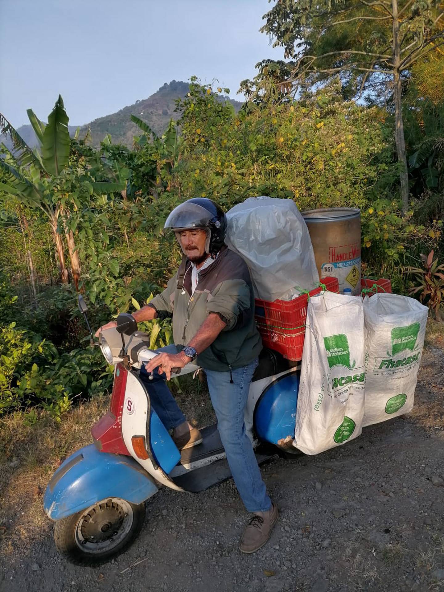 William Madriz Carranza es un artista. Casi nadie entiende cómo logra cargar su moto Vespa con más de 100 bollos de pan e irse a repartirlos con un equilibrio perfecto y hasta sacándole aplausos a la gente que lo ve llegar cargaditico.