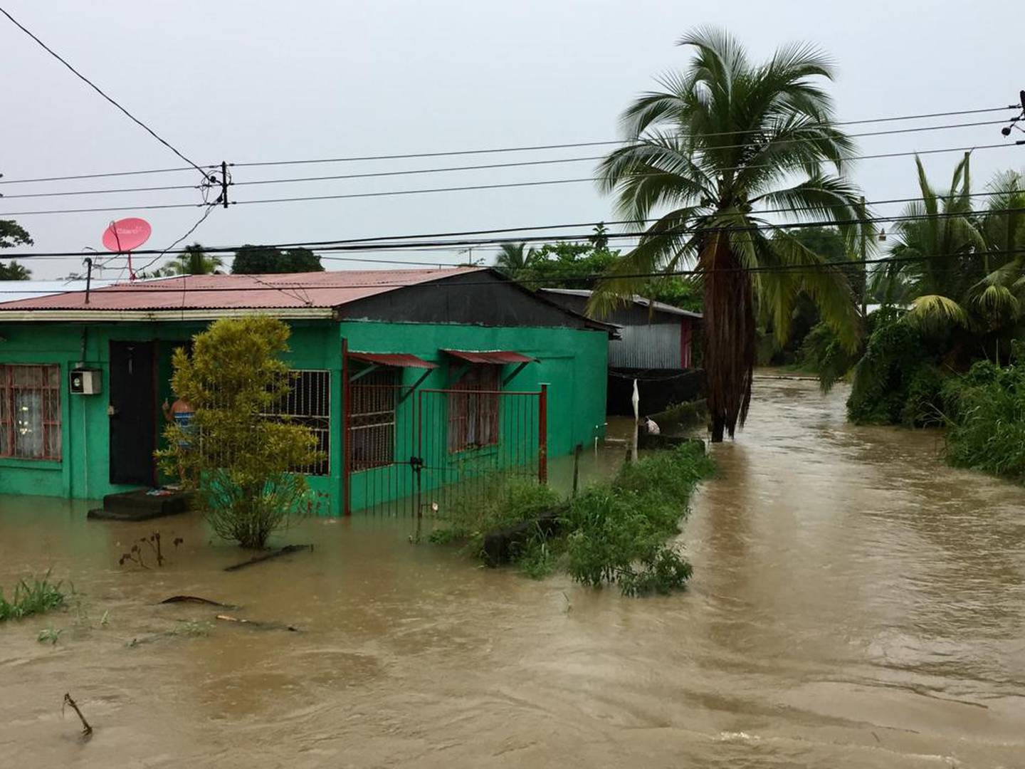 Inundaciones en Limón provocadas por onda tropical #24. Foto Raúl Cascante.