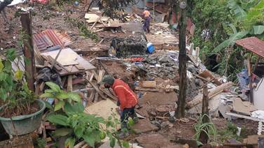 Desalojan a 7 familias y destruyen ranchos afectados en Desampa