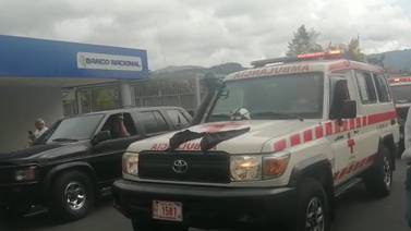 Ambulancia y casco de cruzrojista atropellado lo acompañaron en su último adiós (Videos)