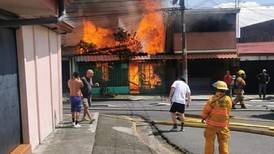 Incendio devora por completo una casa en Alajuela