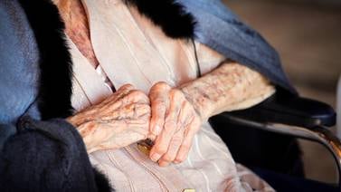 Trabajadora social habría cometido indignante acto con pensiones de viejitos de hogar de ancianos 