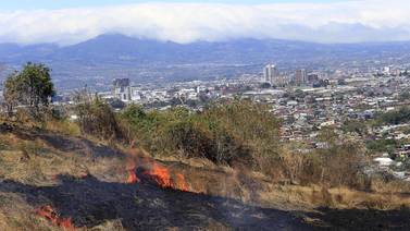 Protéjase bien de las cenizas del volcán Poás y el humo de las quemas de charrales