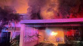 Voraz incendio arrasó con una vivienda esta noche