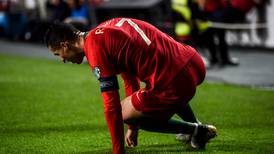 Cristiano Ronaldo salió lesionado en partido ante Serbia