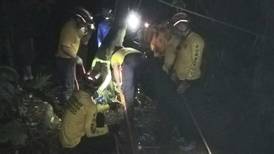 Rescatan a joven que pasó 5 horas guindando tras fallido descenso en catarata
