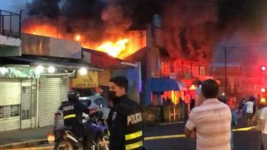 (Videos) Bomberos controlan incendio en el mercado de Turrialba