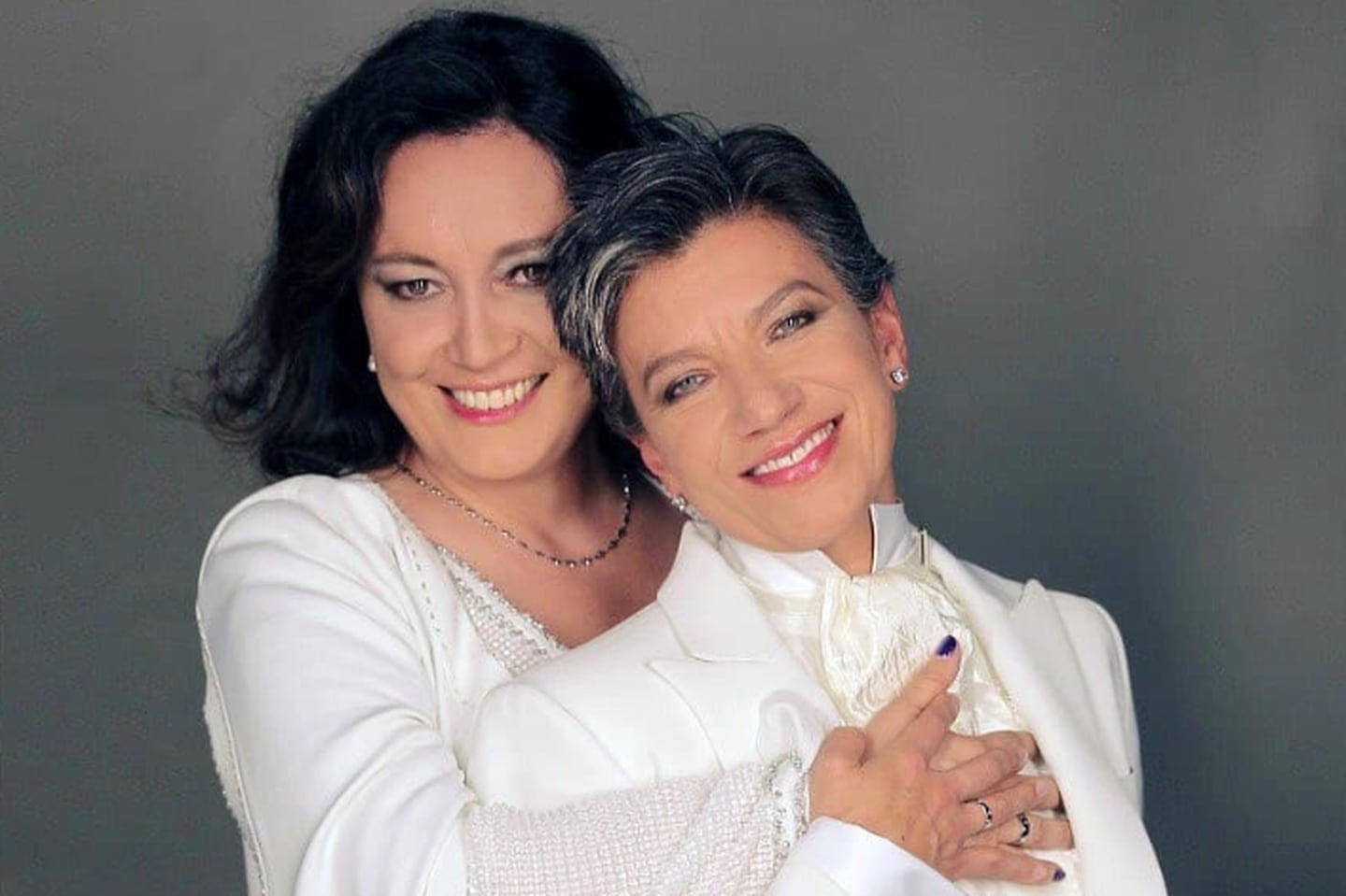 La alcaldesa electa de Bogotá, la centroizquierdista Claudia López (der.), se casó este lunes con su novia, la senadora opositora Angélica Lozano (izq.).