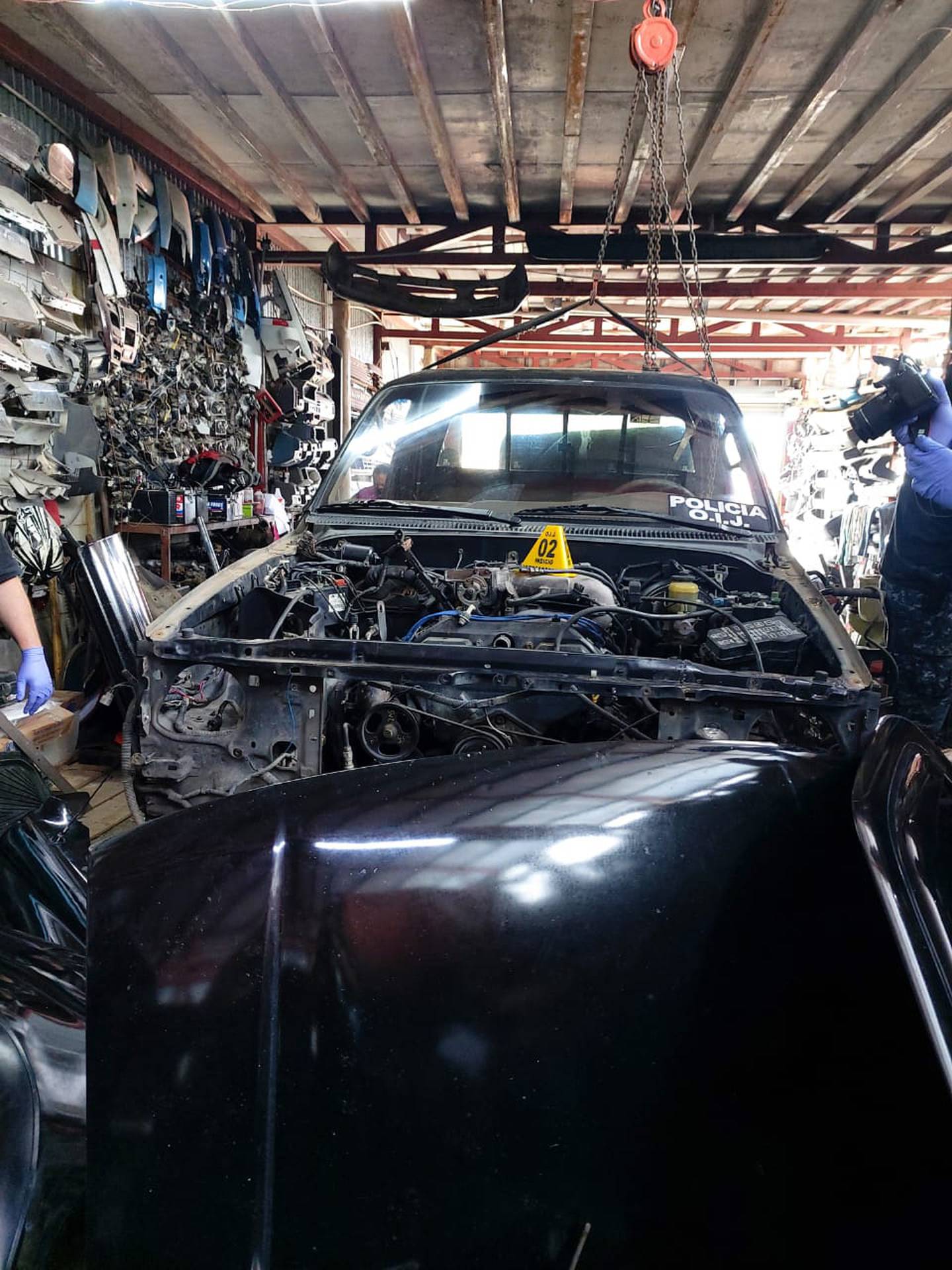 OIJ recupera carro robado al allanar venta de repuestos en La Guácima. Foto OIJ.