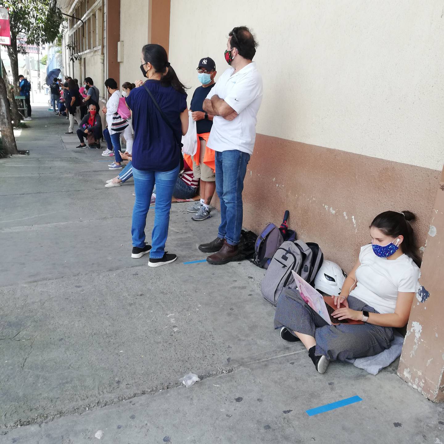 María Laura Gutiérrez, de 24 años y quien padece asma, llegó a vacunarse al hospital San Juan de Dios este viernes 16 de julio, mientras hacía la fila estaba teletrabajando.
