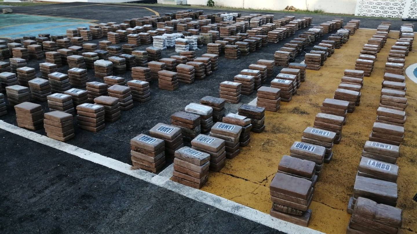 Autoridades panameñas decomisan cargamento de 1500 paquetes de drogas en contenedor que salió de Caldera. Foto Ministerio Público de Panamá.