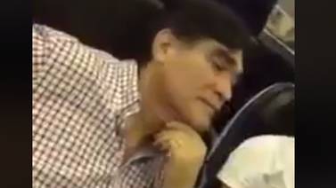 (Video fuerte) “Caradura, hijo de p…  ¡Que lo bajen, que lo bajen!” le gritan a hermano de Evo Morales en avión