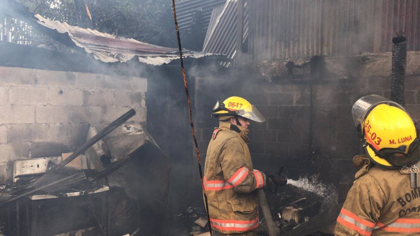 Incendio destruyó dos casas en Sabanilla de Alajuela. Foto Bomberos.