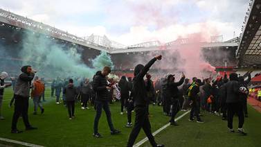 Aficionados del Manchester United hicieron loco en su estadio